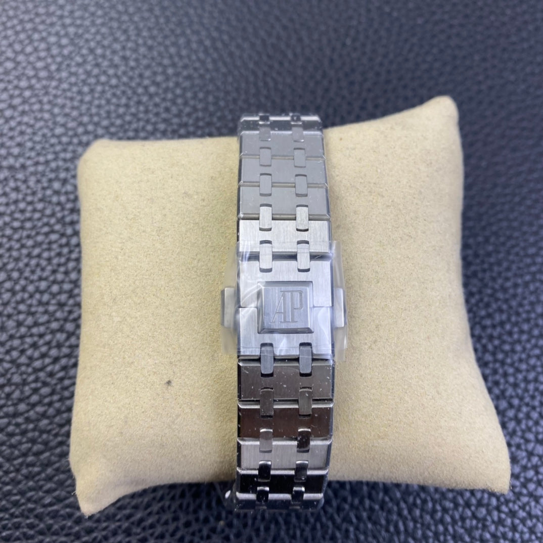 Audemars Piguet Royal Oak automatic watch with a diameter of 34 mm