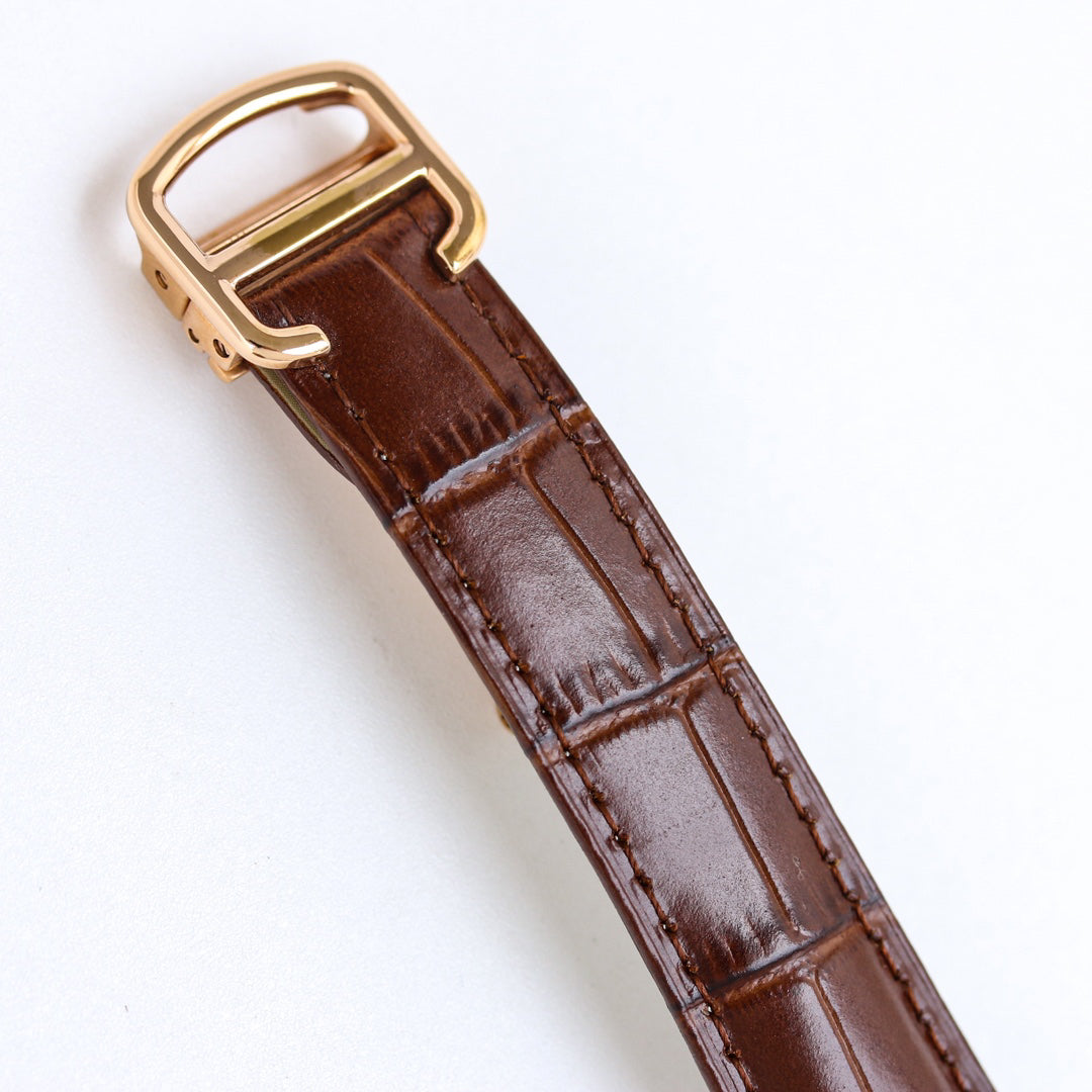 Cartier's blue balloon series automatic winding watch with a diameter of 42mm.