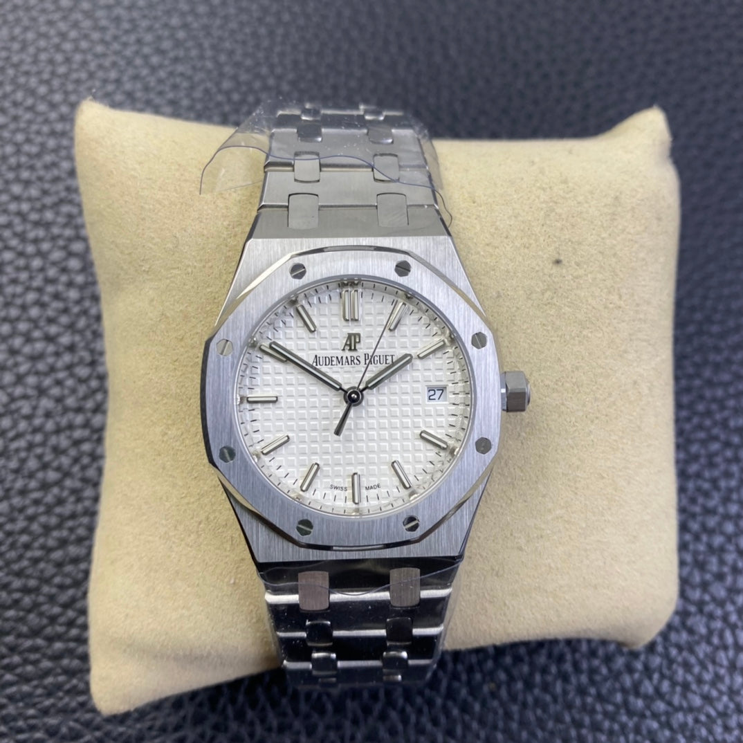 Audemars Piguet Royal Oak automatic watch with a diameter of 34 mm