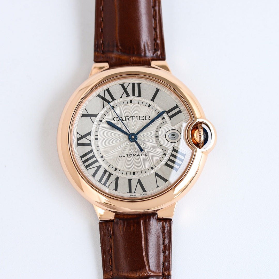 Cartier's blue balloon series automatic winding watch with a diameter of 42mm.