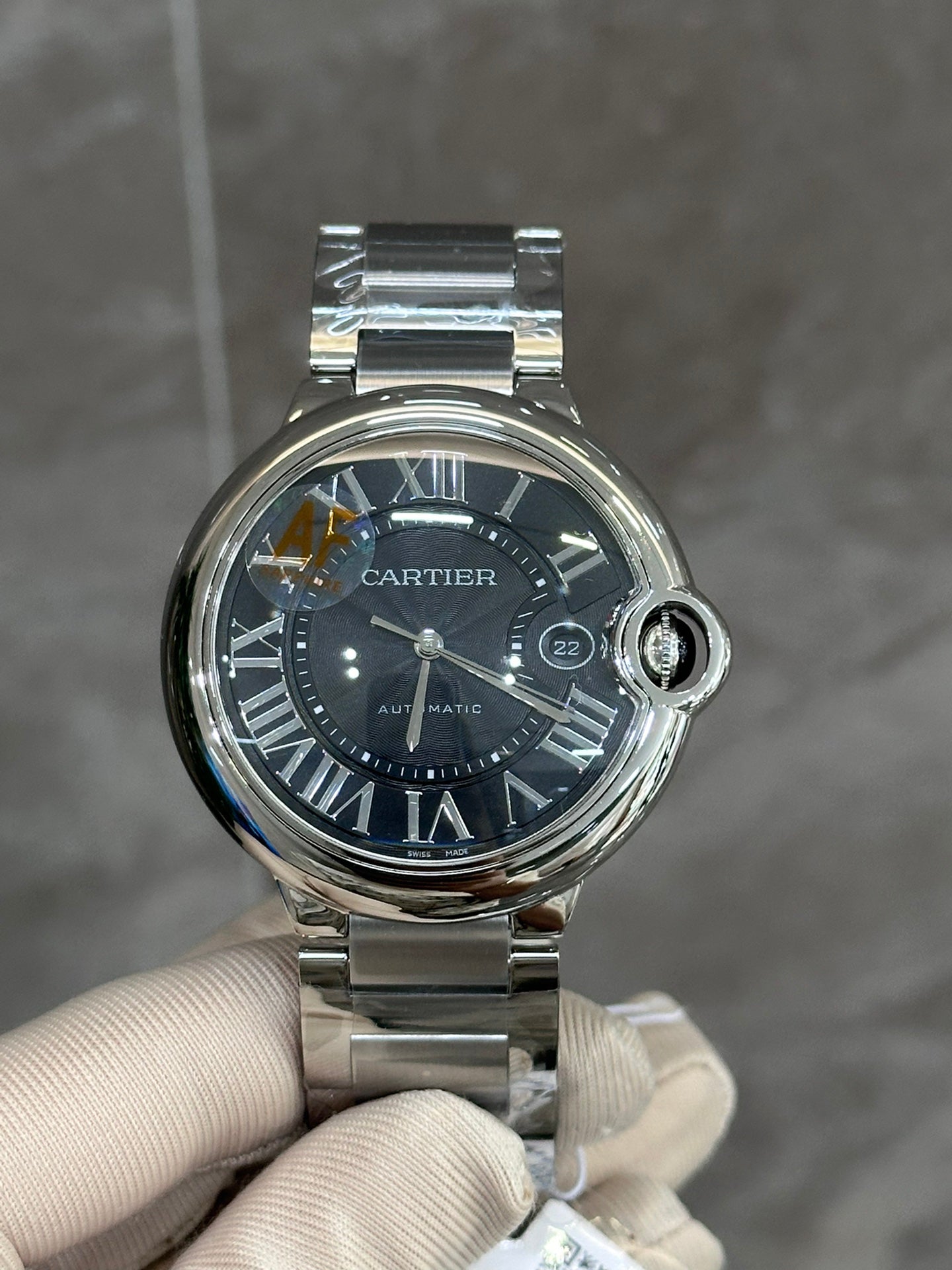 Cartier's blue balloon series automatic winding watch with a diameter of 42mm.