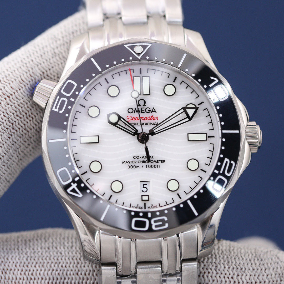 Omega Seamaster automatic watch, diameter 42 mm.