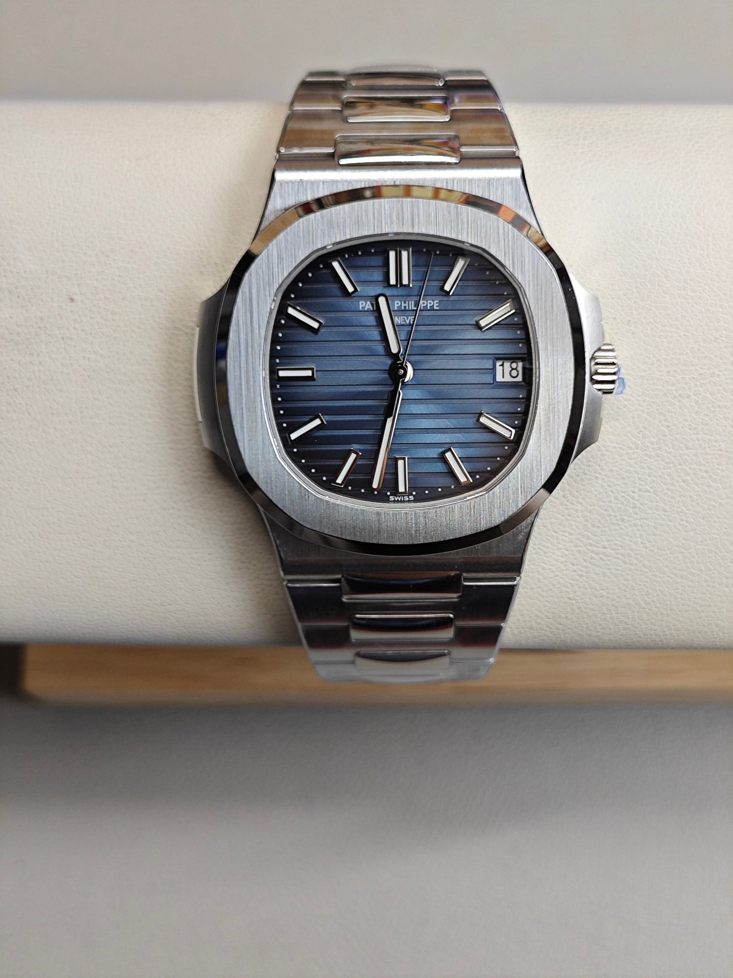 Patek Philippe Nautilus Series Automatic Winding Watch with a Diameter of 40mm X 9.8mm