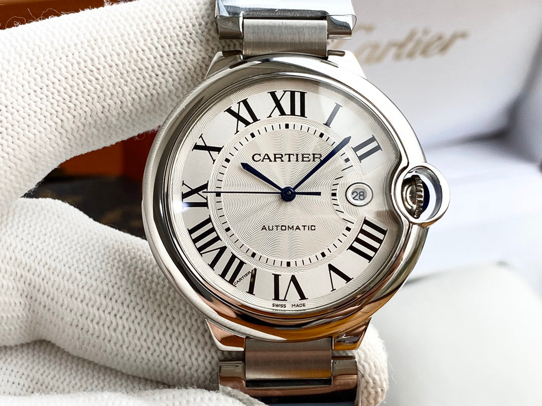Cartier's blue balloon series automatic winding watch with a diameter of 42mm.