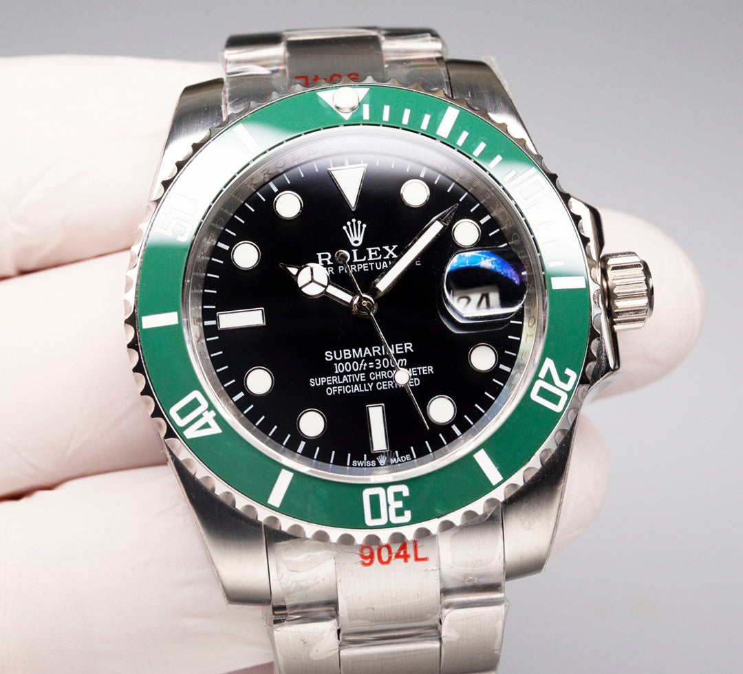 Rolex Submariner series automatic winding watch, diameter 41 mm.