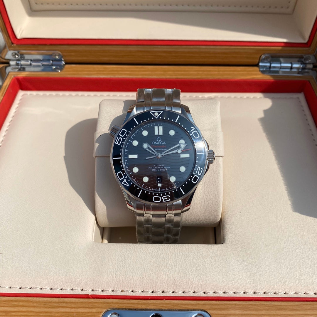 Omega Seamaster automatic watch, diameter 42 mm.