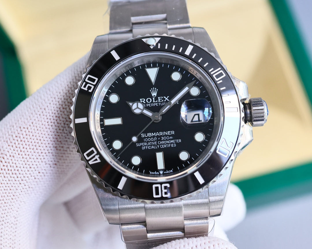 Rolex Submariner series automatic winding watch, diameter 41 mm.