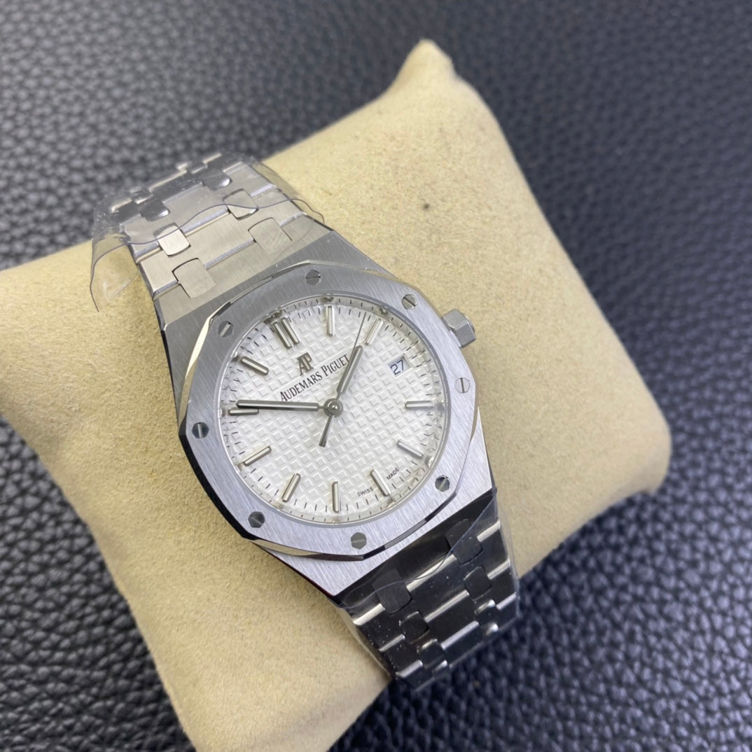 Audemars Piguet Royal Oak automatic watch with a diameter of 34 mm