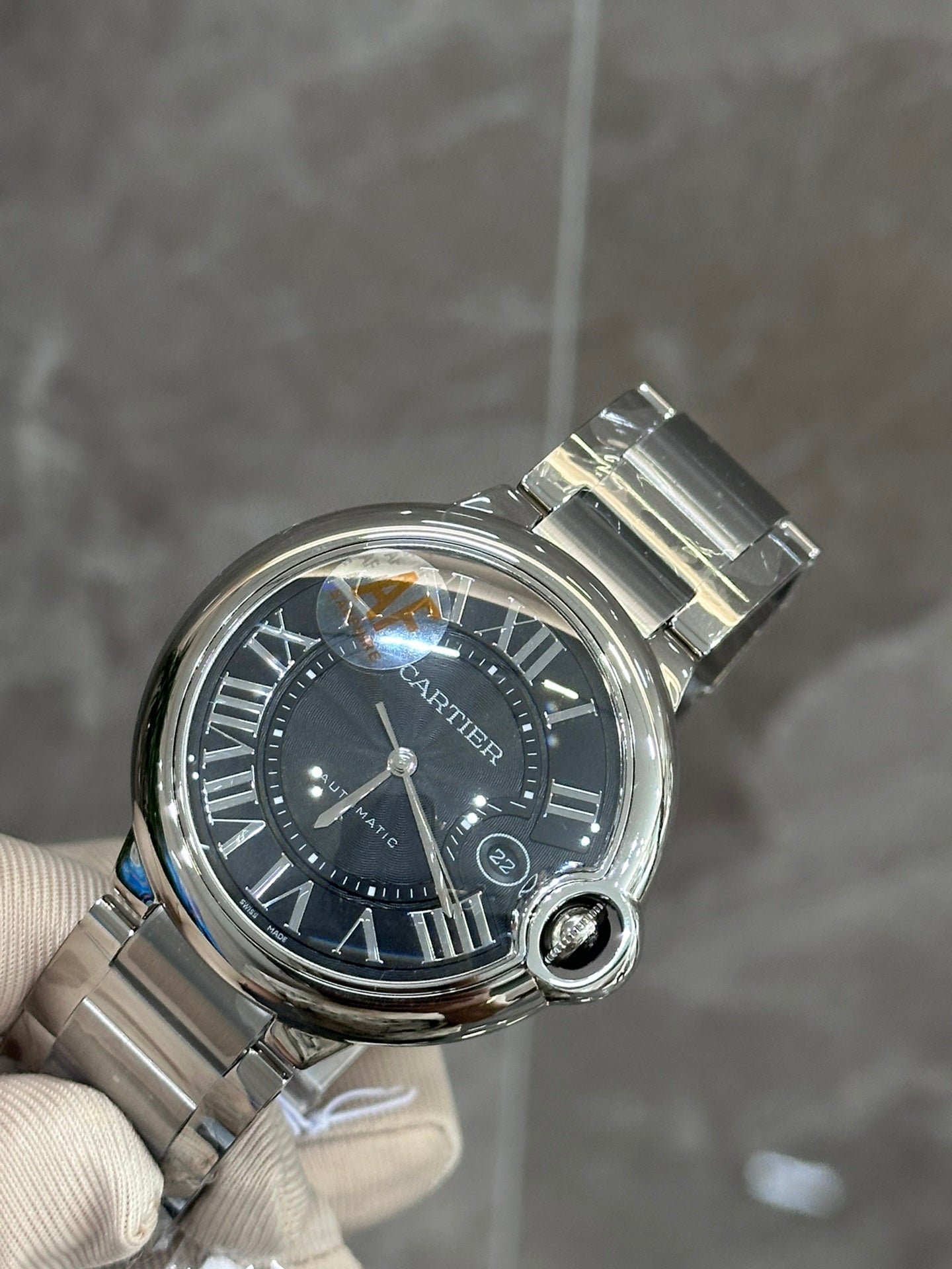 Cartier's blue balloon series automatic winding watch with a diameter of 42mm.