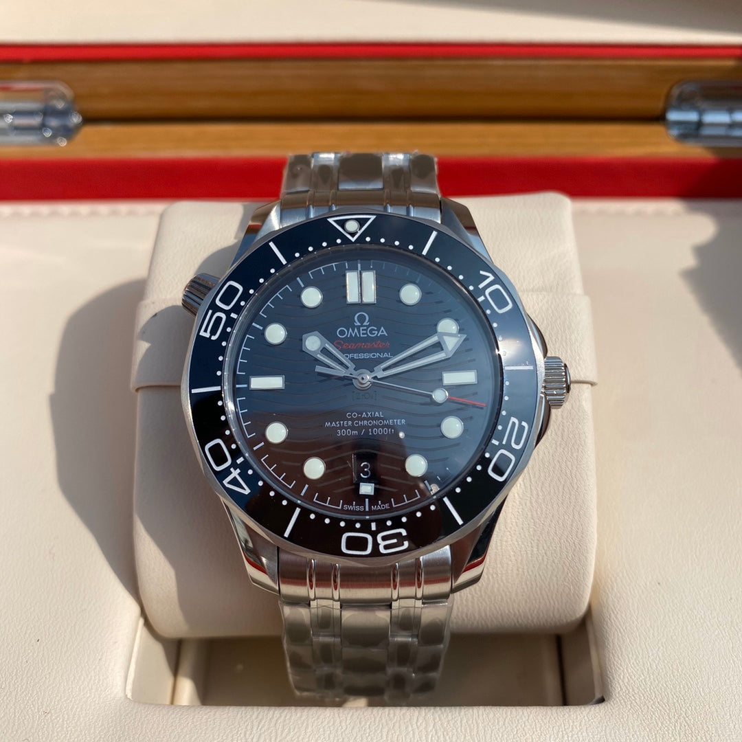 Omega Seamaster automatic watch, diameter 42 mm.