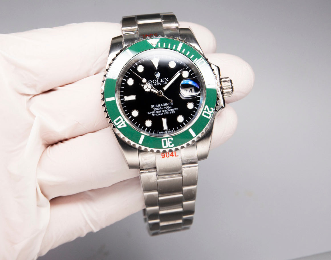 Rolex Submariner series automatic winding watch, diameter 41 mm.