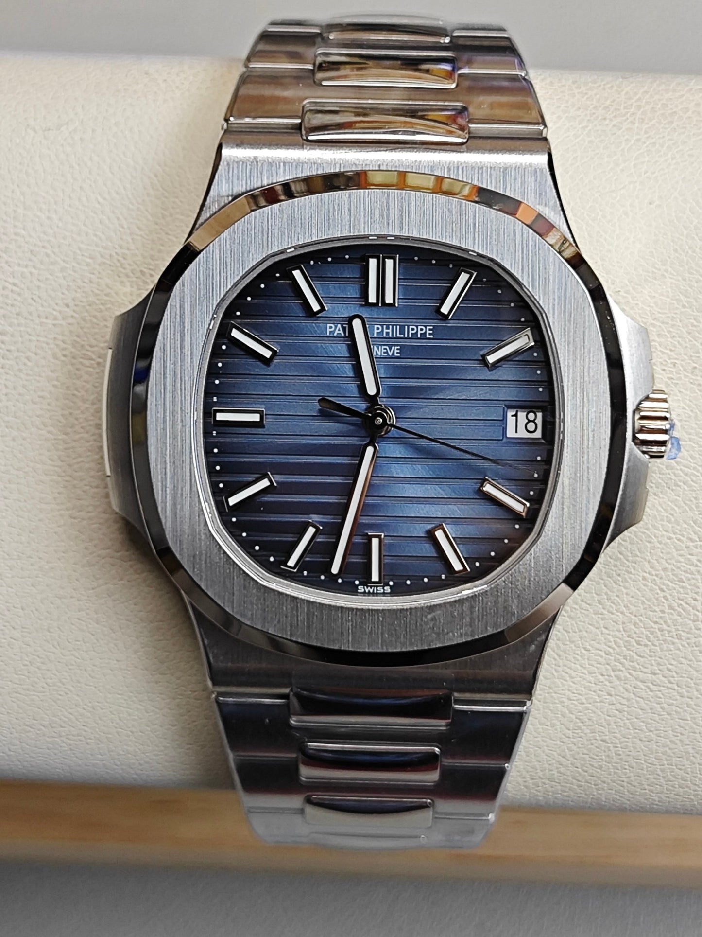 Patek Philippe Nautilus Series Automatic Winding Watch with a Diameter of 40mm X 9.8mm