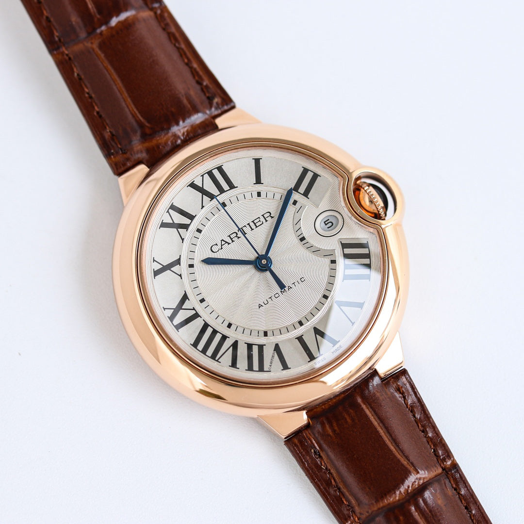 Cartier's blue balloon series automatic winding watch with a diameter of 42mm.