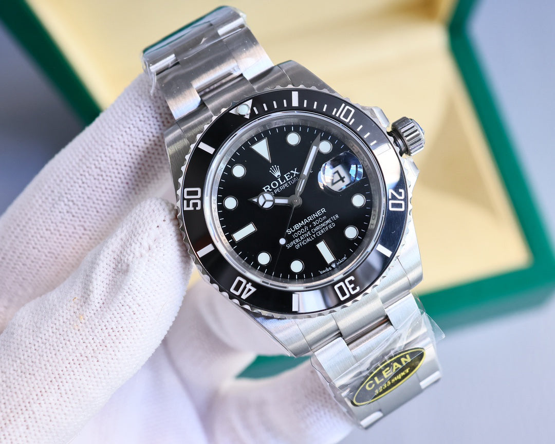 Rolex Submariner series automatic winding watch, diameter 41 mm.