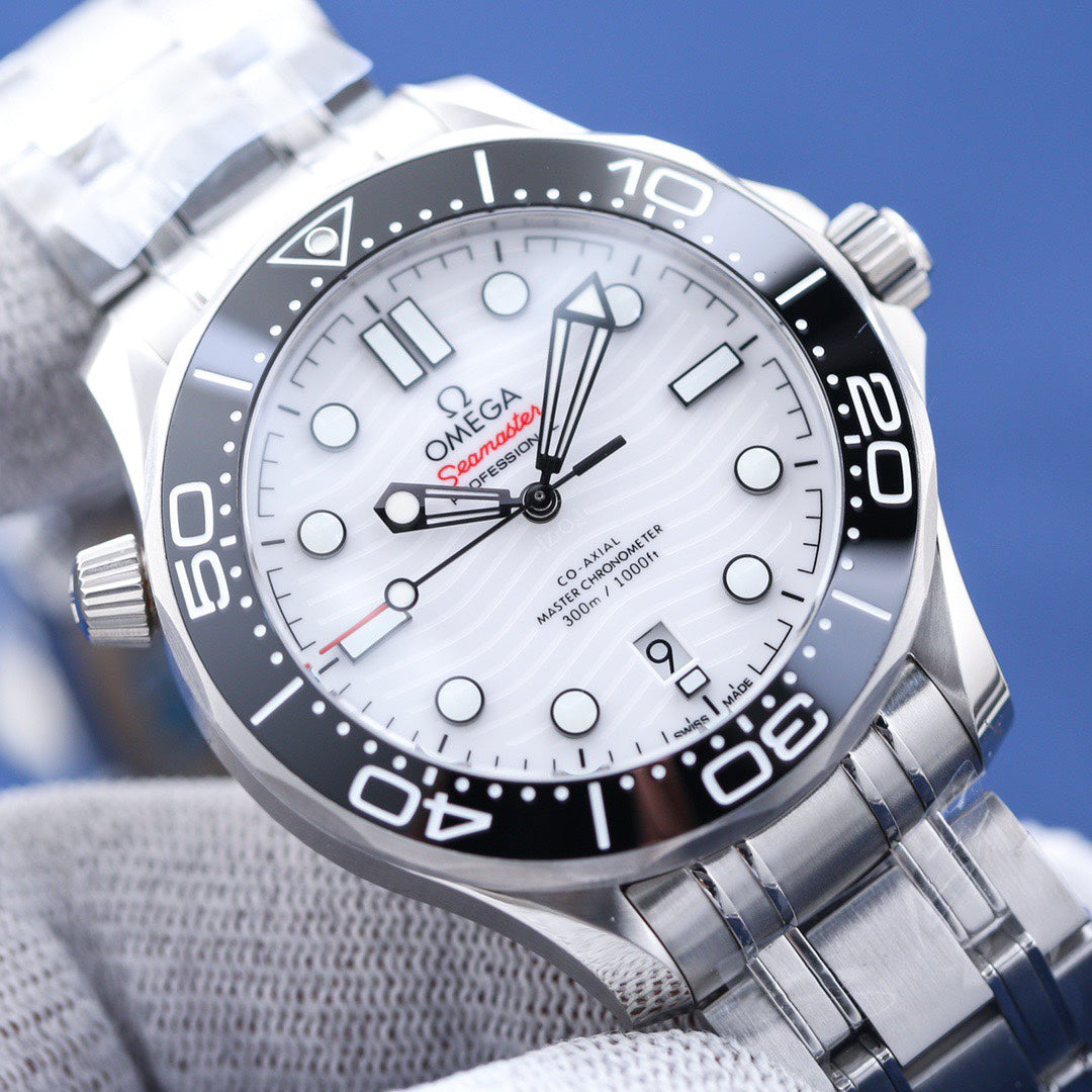 Omega Seamaster automatic watch, diameter 42 mm.