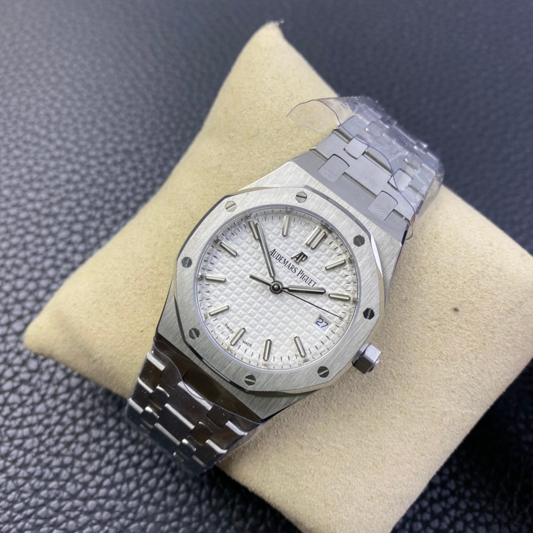 Audemars Piguet Royal Oak automatic watch with a diameter of 34 mm