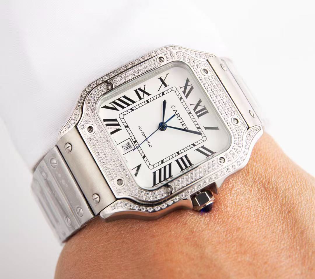 The Cartier Santos series automatic winding watch with a diameter of 47.5mm.