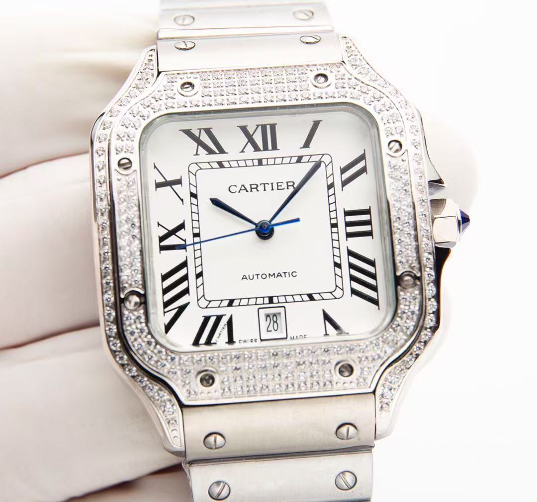 The Cartier Santos series automatic winding watch with a diameter of 47.5mm.