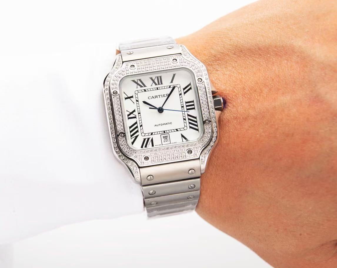 The Cartier Santos series automatic winding watch with a diameter of 47.5mm.