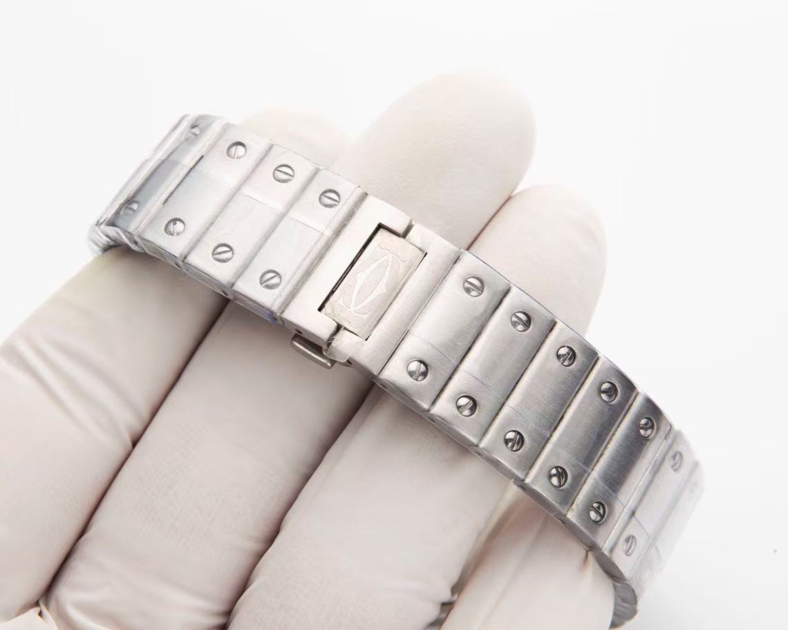 The Cartier Santos series automatic winding watch with a diameter of 47.5mm.