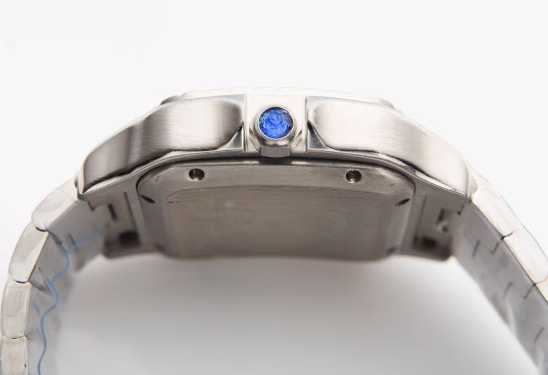 The Cartier Santos series automatic winding watch with a diameter of 47.5mm.