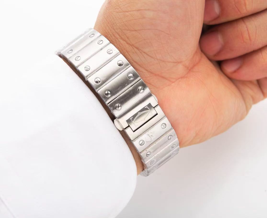 The Cartier Santos series automatic winding watch with a diameter of 47.5mm.