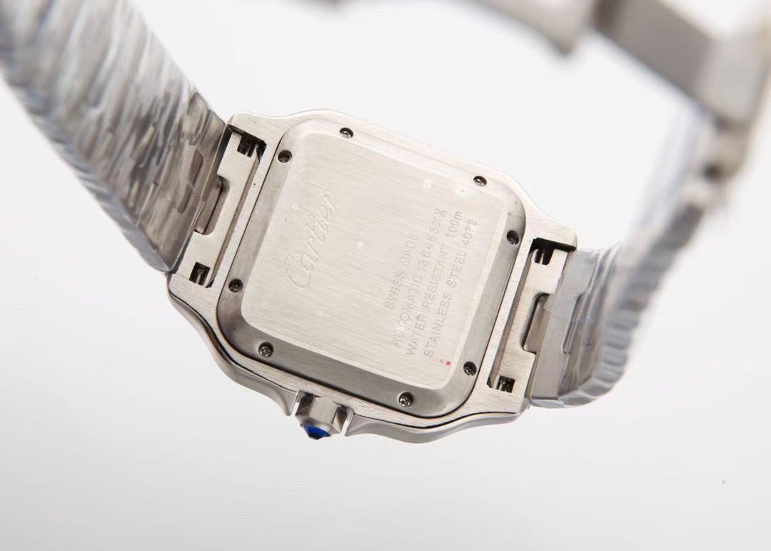 The Cartier Santos series automatic winding watch with a diameter of 47.5mm.