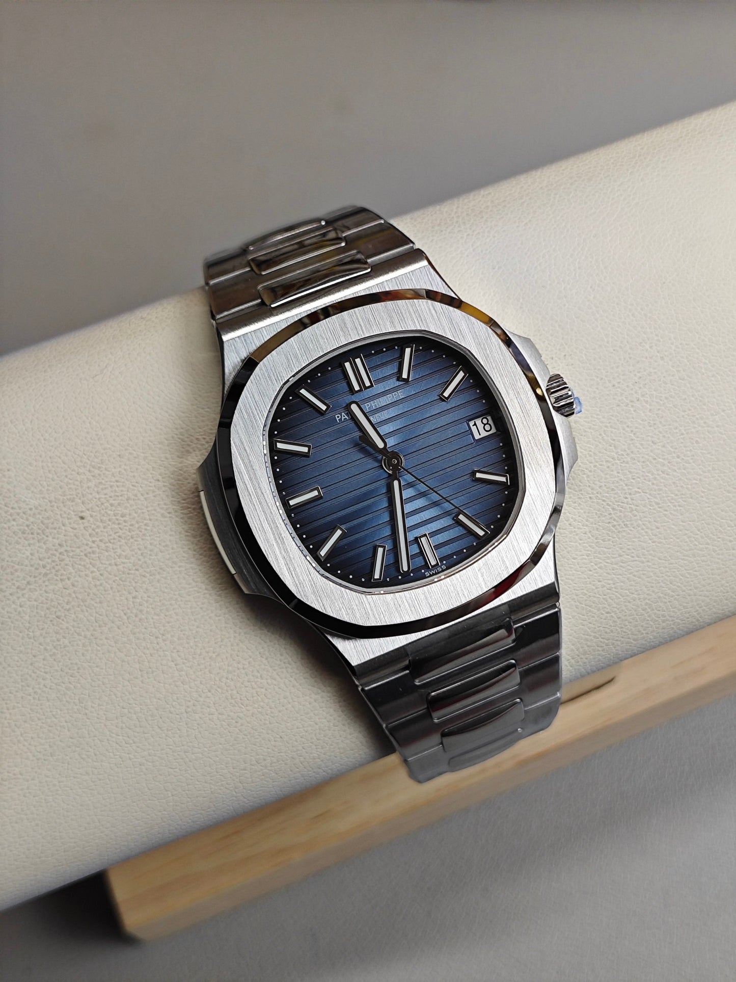 Patek Philippe Nautilus Series Automatic Winding Watch with a Diameter of 40mm X 9.8mm
