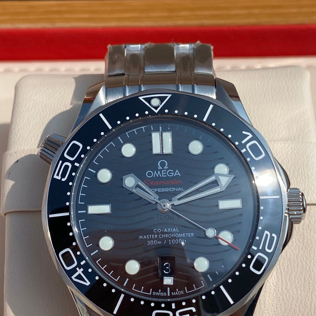 Omega Seamaster automatic watch, diameter 42 mm.