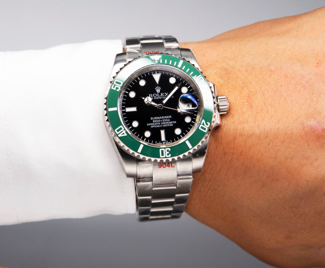 Rolex Submariner series automatic winding watch, diameter 41 mm.