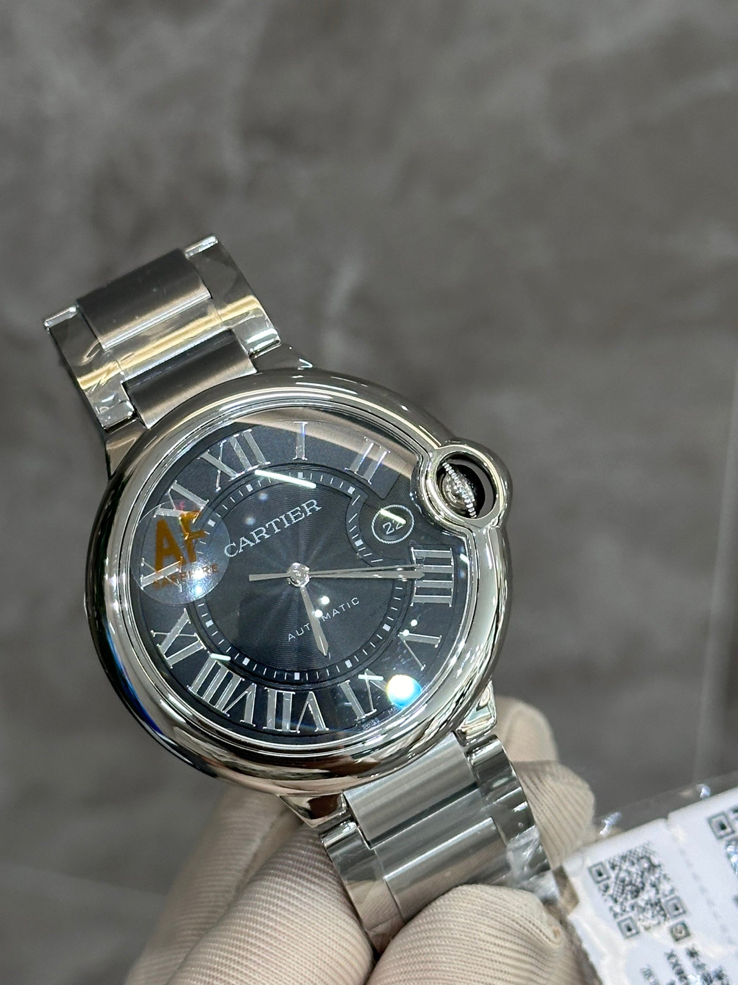 Cartier's blue balloon series automatic winding watch with a diameter of 42mm.
