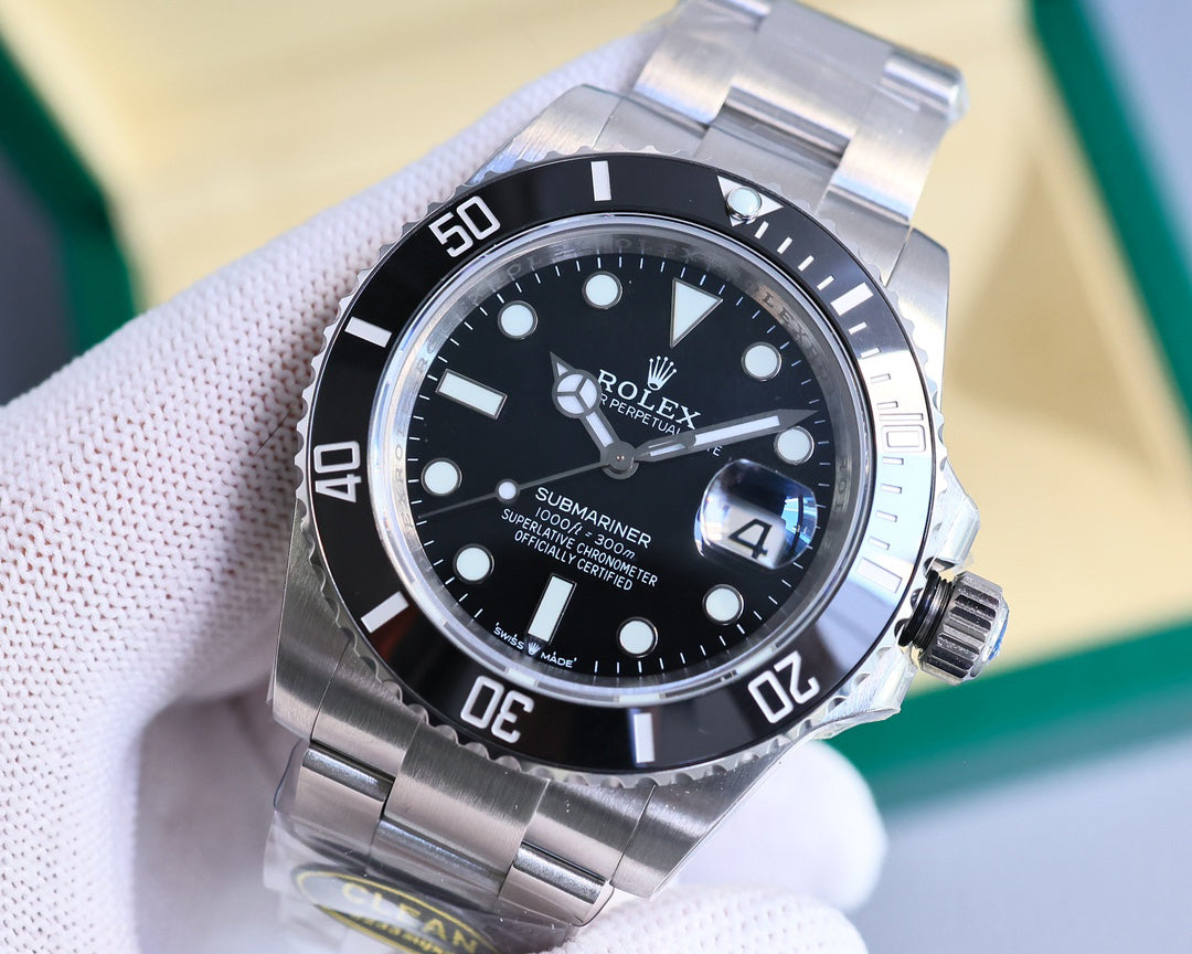 Rolex Submariner series automatic winding watch, diameter 41 mm.