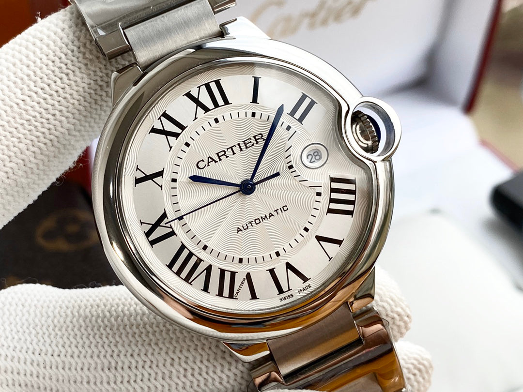 Cartier's blue balloon series automatic winding watch with a diameter of 42mm.