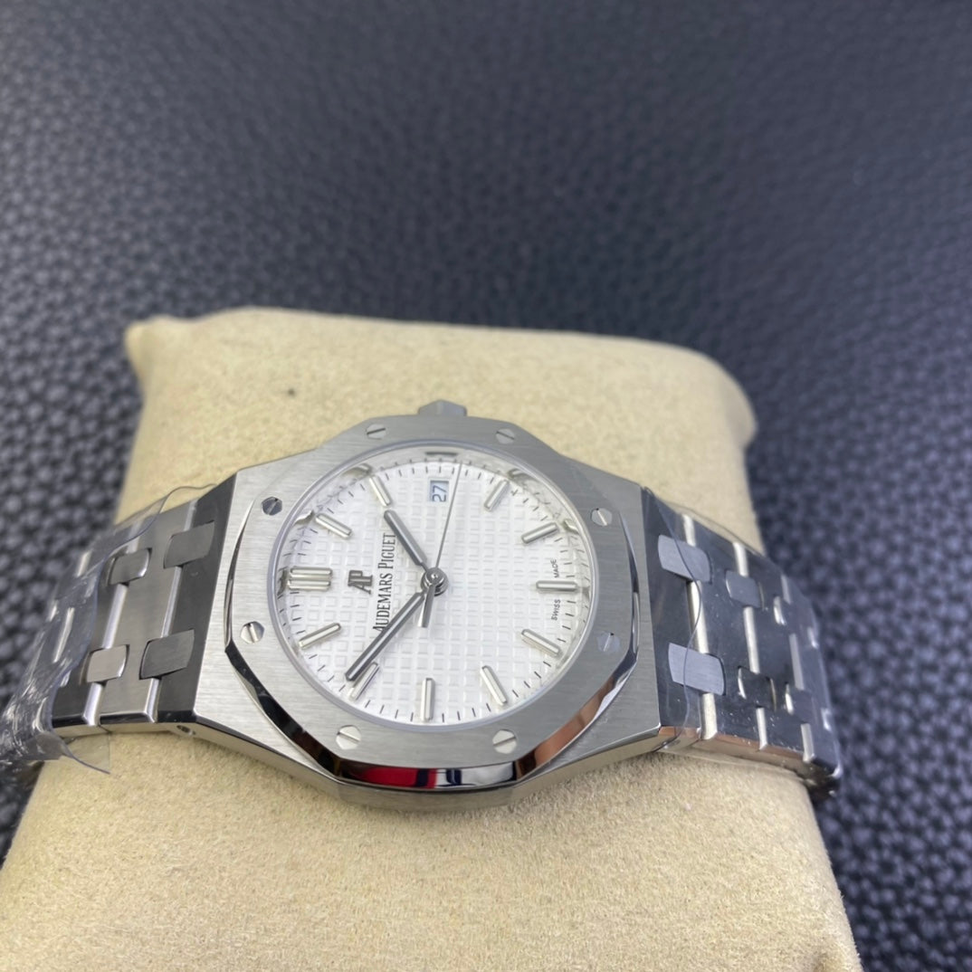 Audemars Piguet Royal Oak automatic watch with a diameter of 34 mm
