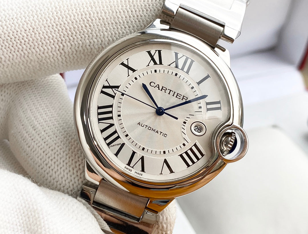 Cartier's blue balloon series automatic winding watch with a diameter of 42mm.