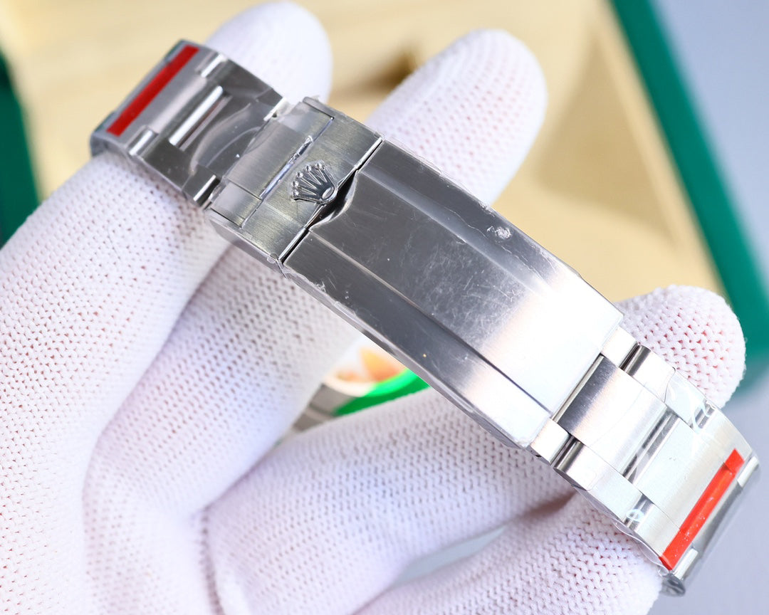 Rolex Submariner series automatic winding watch, diameter 41 mm.