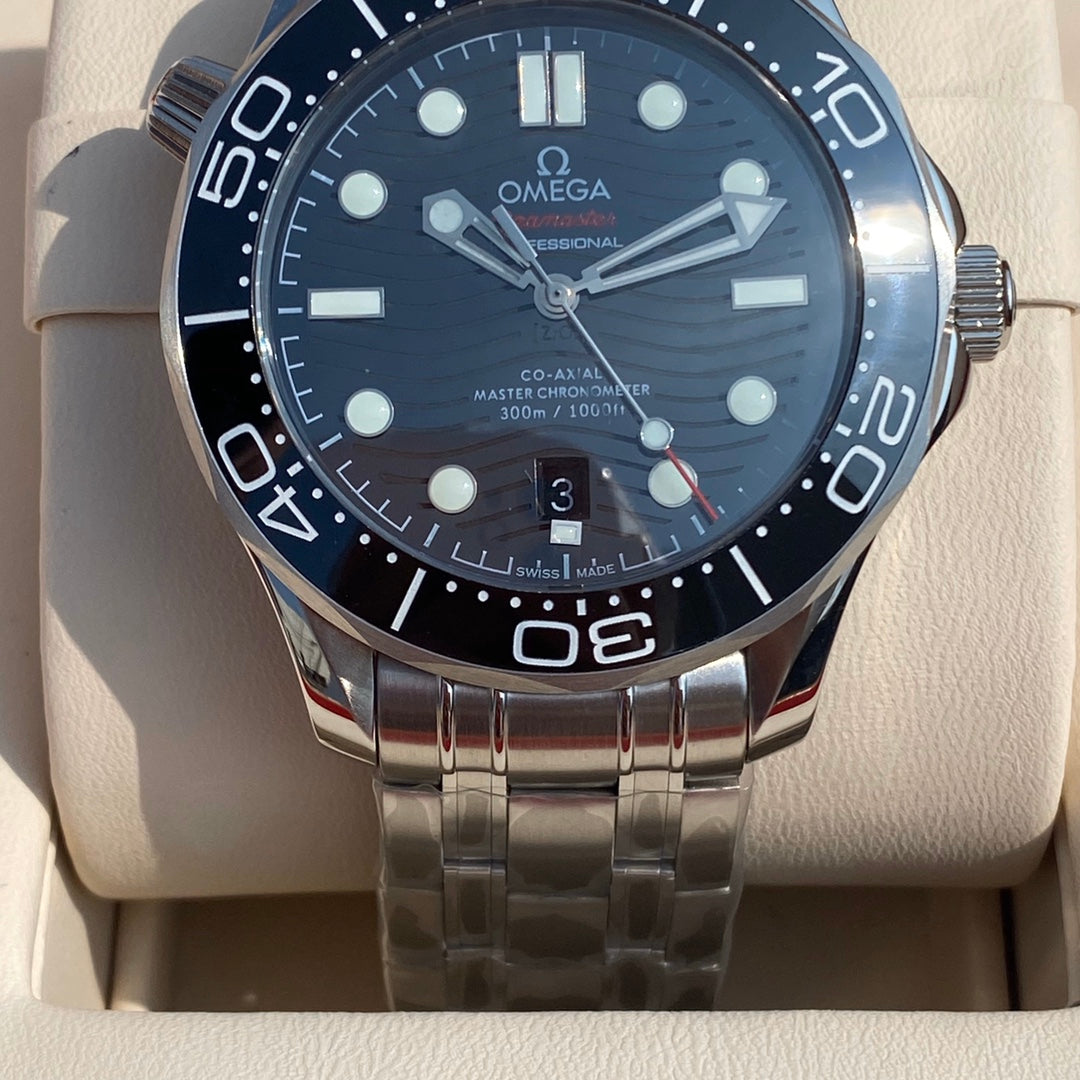 Omega Seamaster automatic watch, diameter 42 mm.