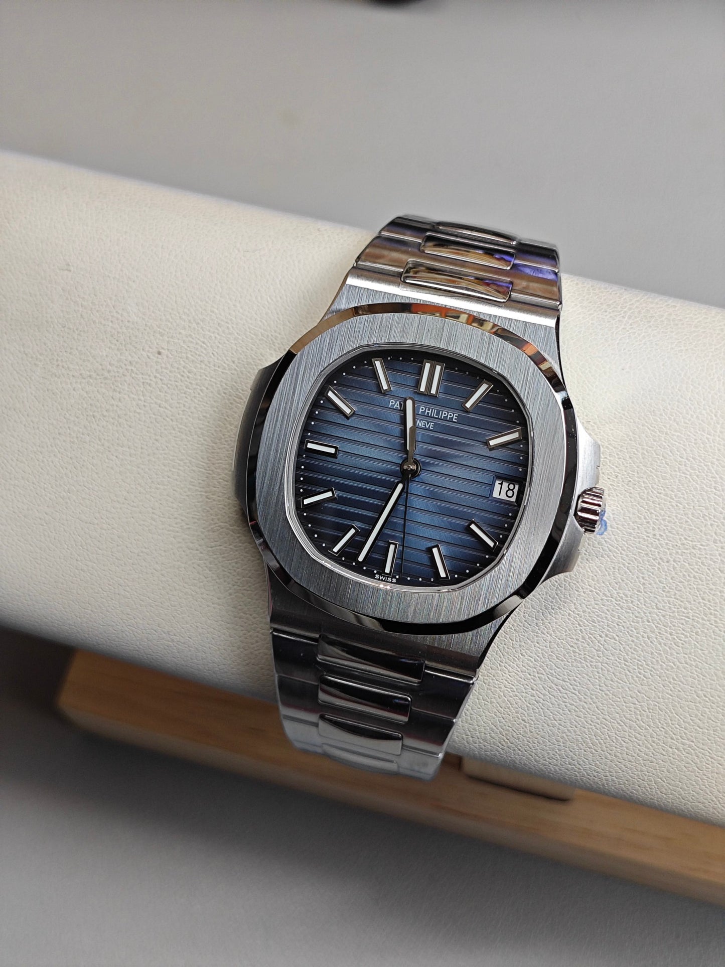 Patek Philippe Nautilus Series Automatic Winding Watch with a Diameter of 40mm X 9.8mm
