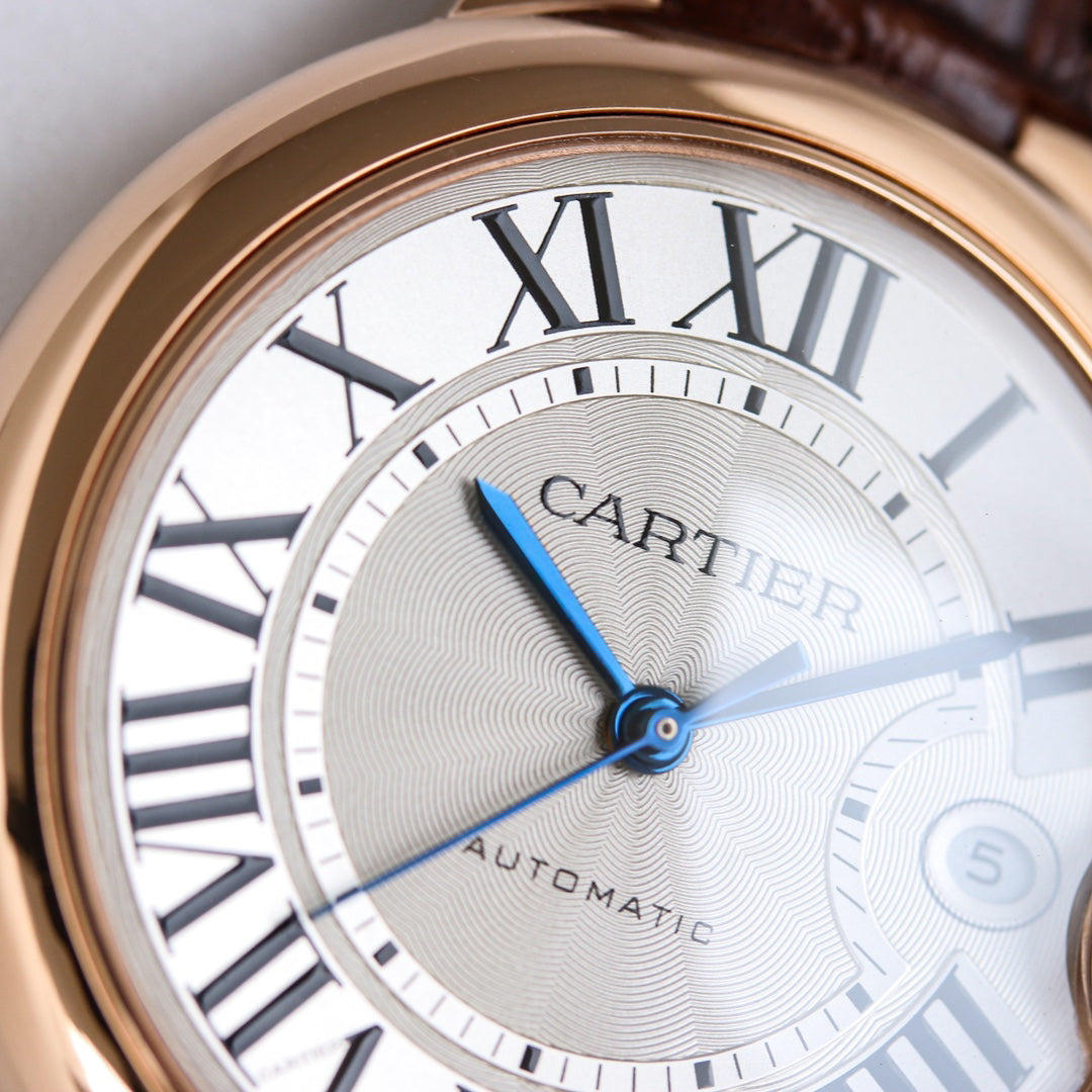 Cartier's blue balloon series automatic winding watch with a diameter of 42mm.