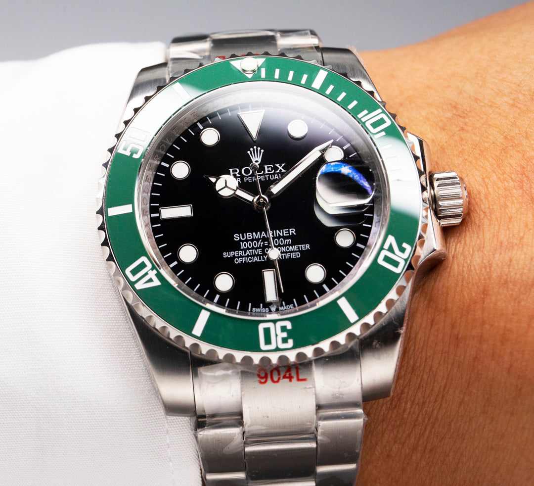 Rolex Submariner series automatic winding watch, diameter 41 mm.
