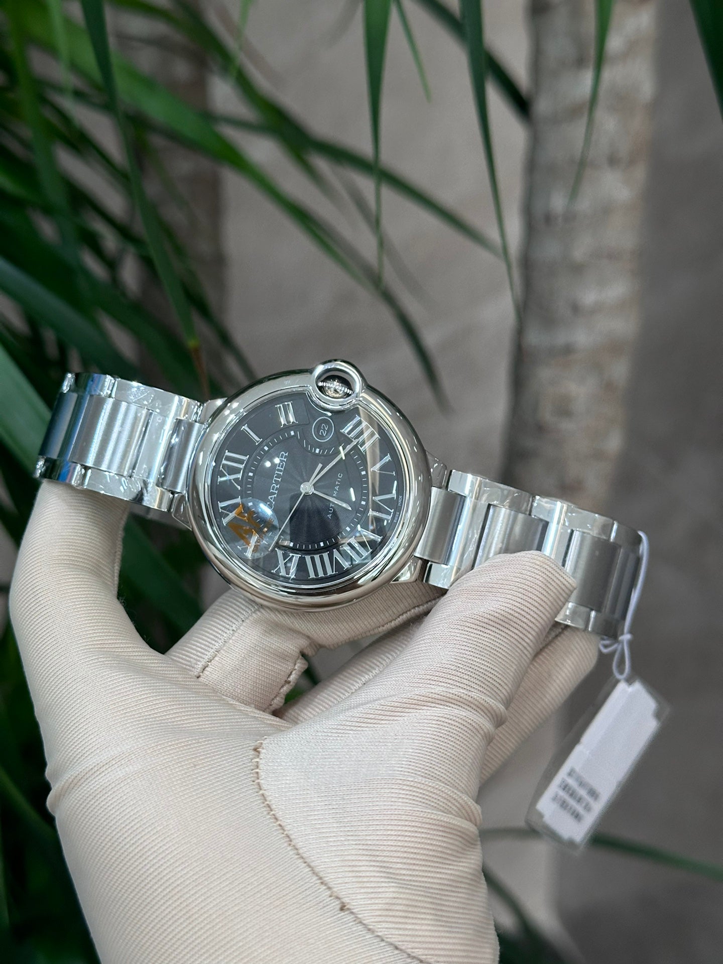 Cartier's blue balloon series automatic winding watch with a diameter of 42mm.