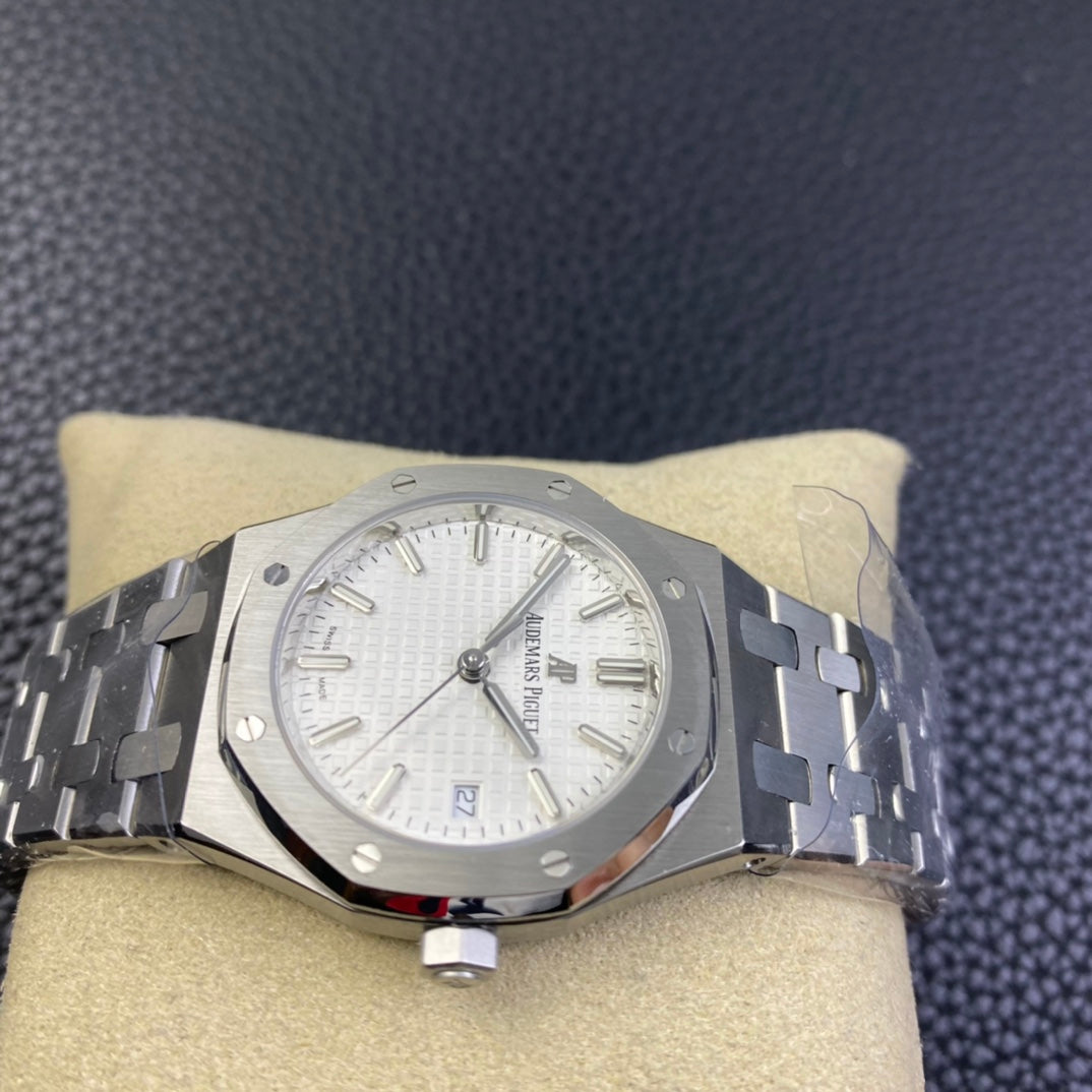 Audemars Piguet Royal Oak automatic watch with a diameter of 34 mm