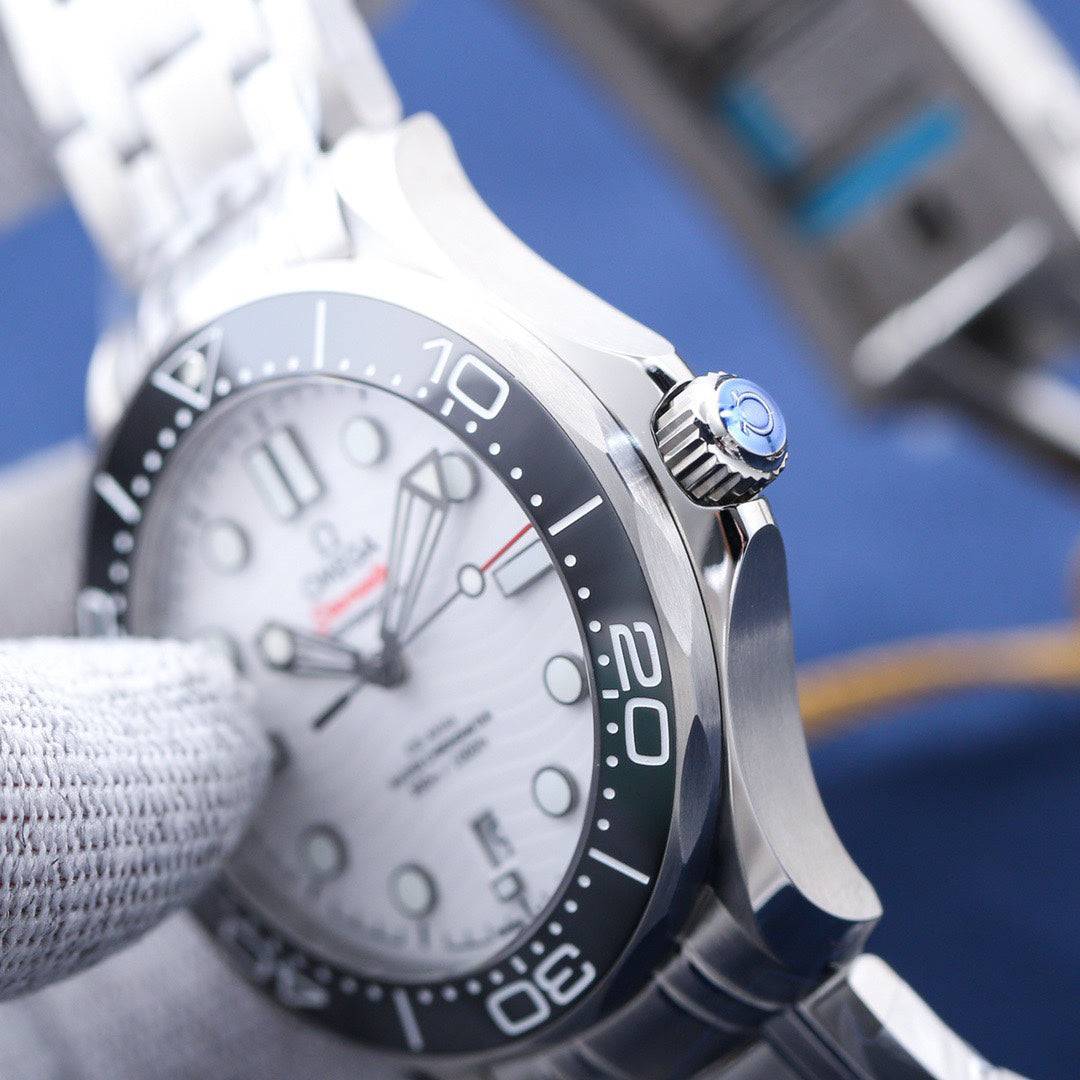 Omega Seamaster automatic watch, diameter 42 mm.