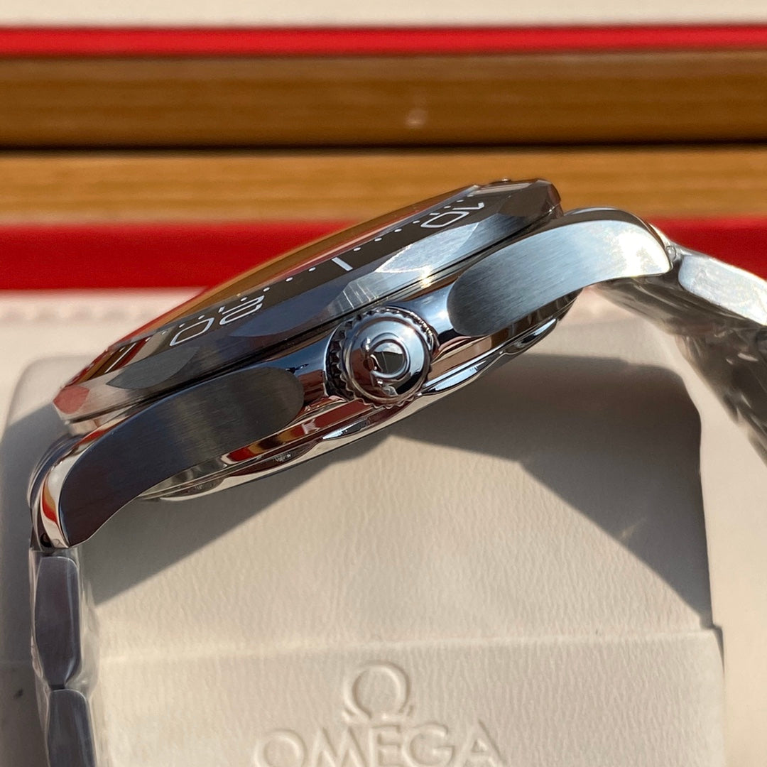 Omega Seamaster automatic watch, diameter 42 mm.