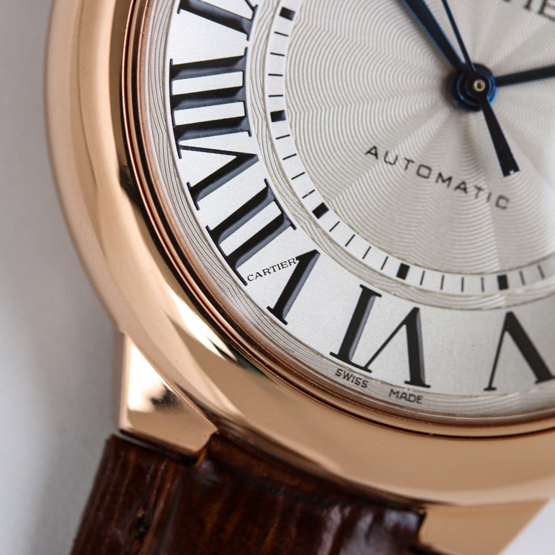 Cartier's blue balloon series automatic winding watch with a diameter of 42mm.