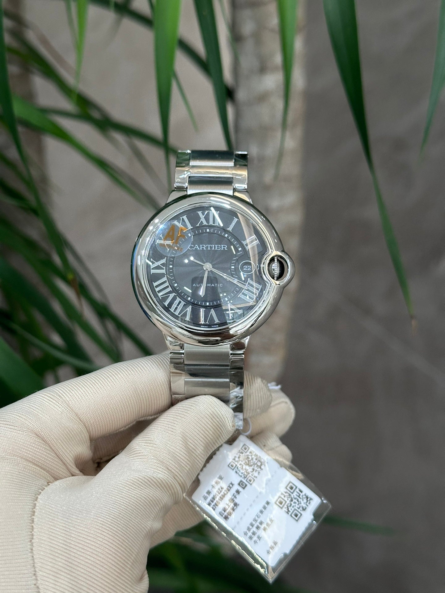 Cartier's blue balloon series automatic winding watch with a diameter of 42mm.