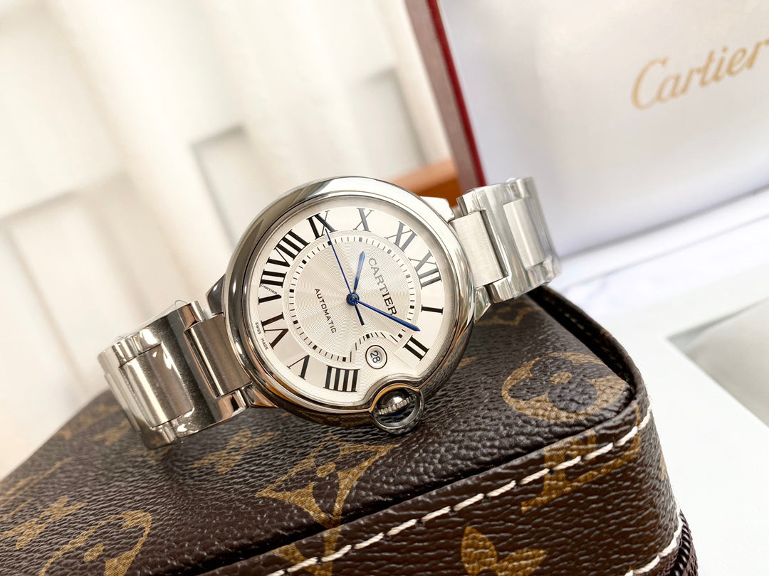 Cartier's blue balloon series automatic winding watch with a diameter of 42mm.