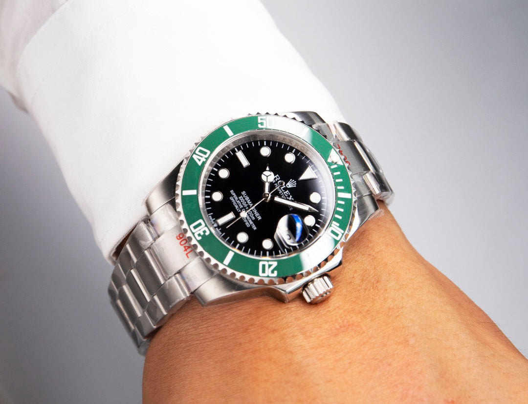 Rolex Submariner series automatic winding watch, diameter 41 mm.