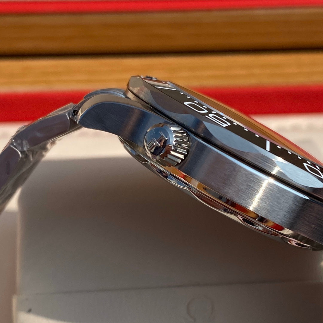 Omega Seamaster automatic watch, diameter 42 mm.
