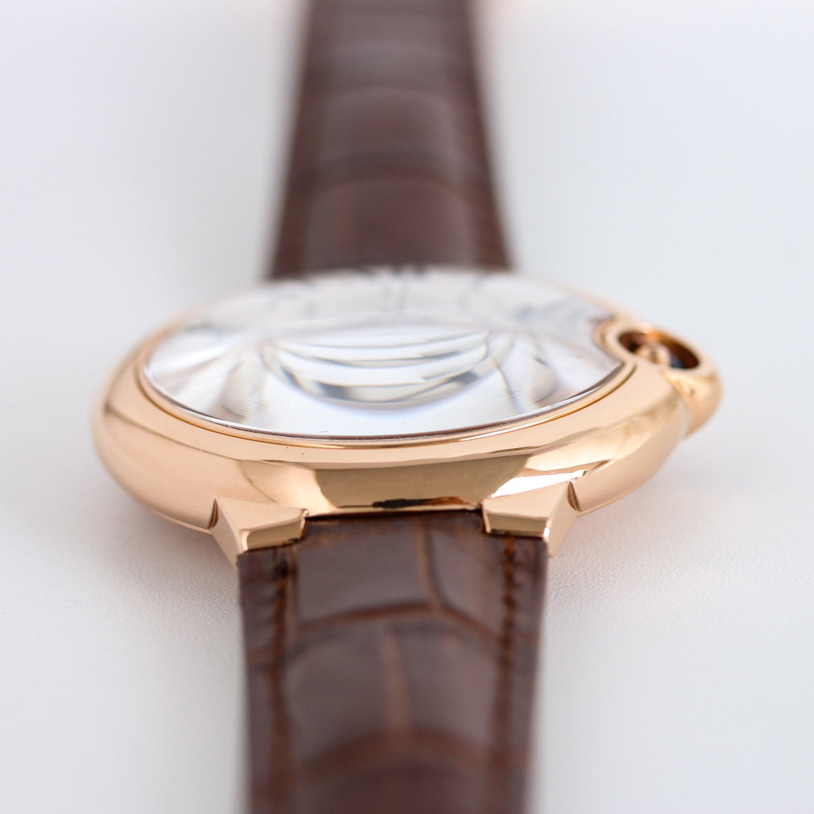 Cartier's blue balloon series automatic winding watch with a diameter of 42mm.
